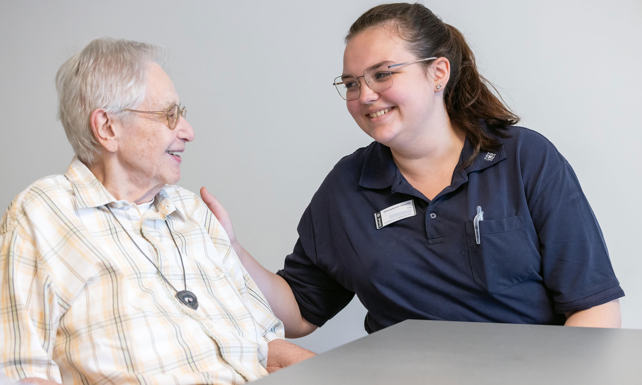 Gesprchssituation zwischen Pflegekraft und Bewohnerin des Pflegezentrums Haus Hannah