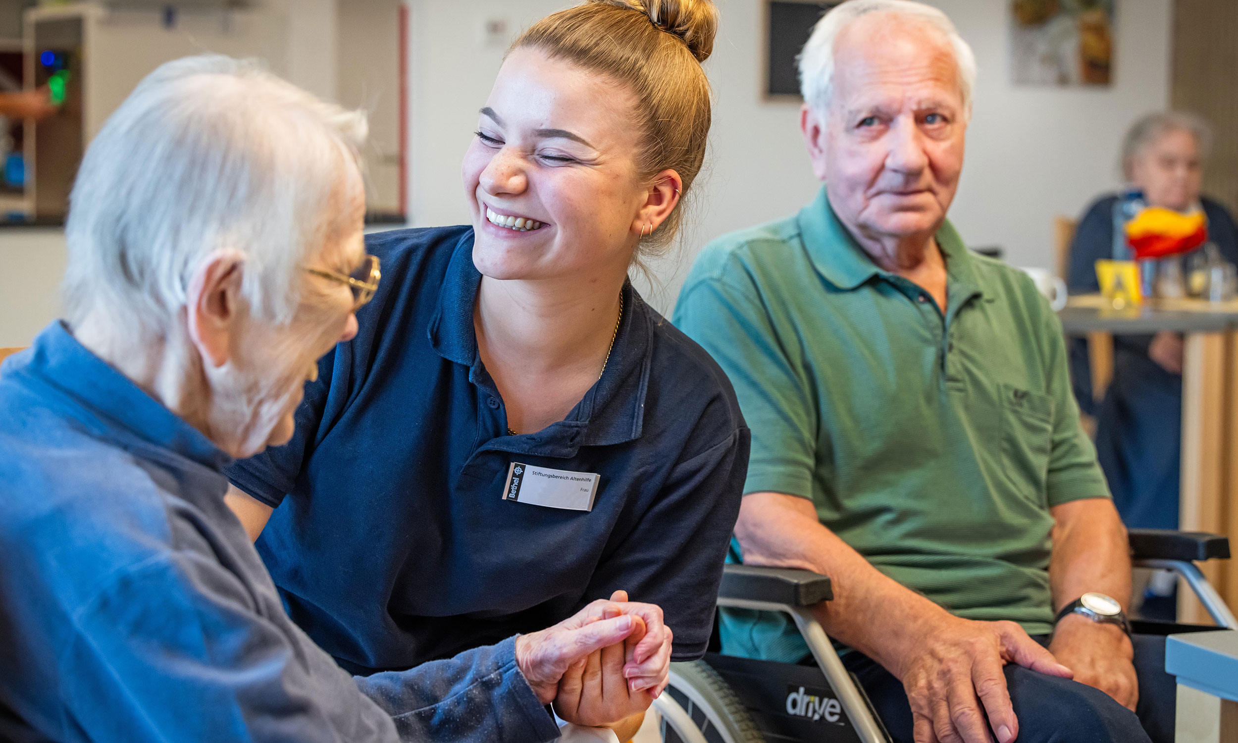 Pflegekraft im Kontakt mit Bewohnern des Pflegezenrums Haus Hannah Bethel in Bielefeld