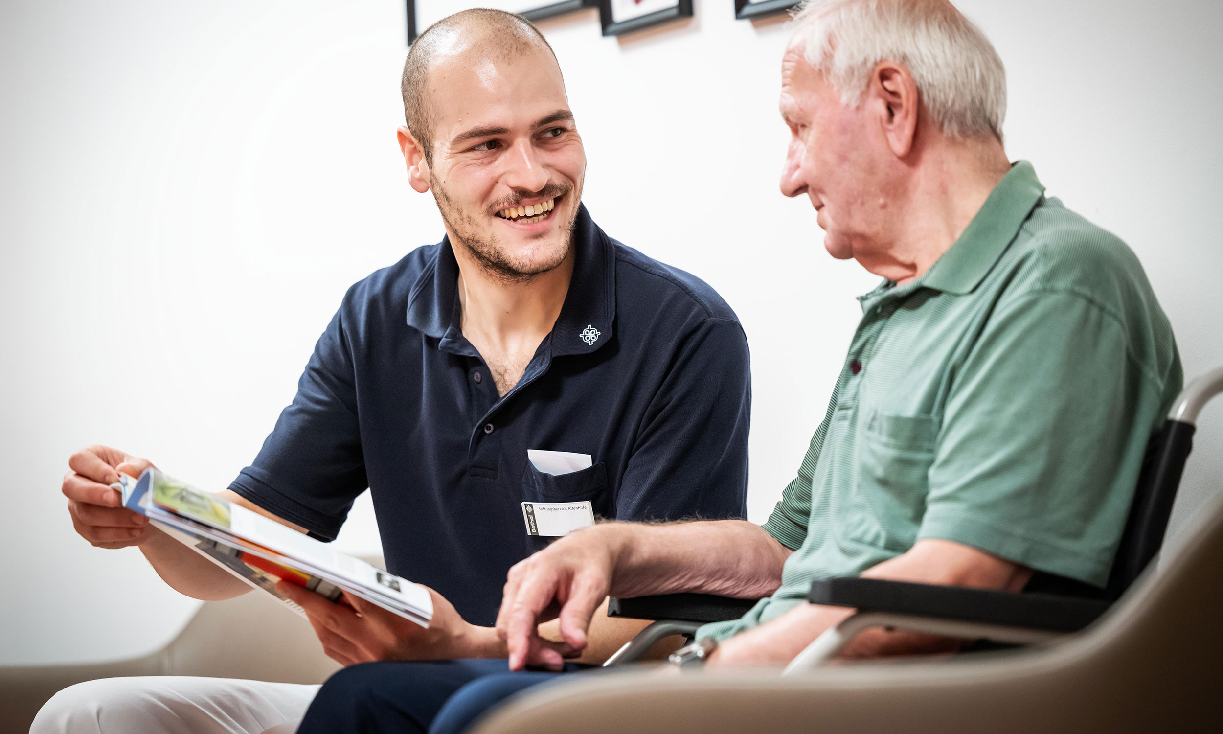 Gesprchssituation zwischen Pflegekraft und Bewohner des Pflegezentrums Haus Hannah